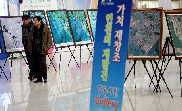 크기변환_3면 20160125 인천시 가치 재창조 항공사진 전시회 개막JYJ_0464.jpg