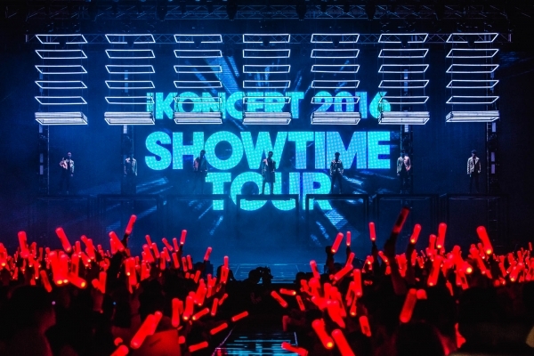 ▲ 30일 서울 올림픽공원 체조경기장에서 열린 아이콘 두 번째 단독콘서트 ‘IKONCERT 2016 SHOWTIME TOUR’에서 아이콘 멤버가 무대에 등장하고 있다.