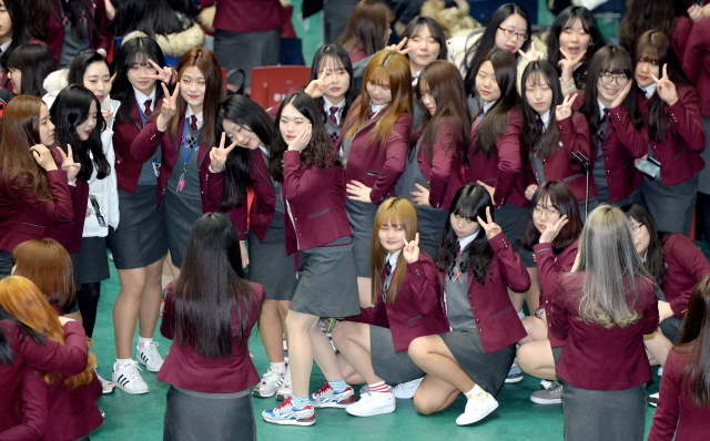 크기변환_1면 20160202 문일여고 졸업식 추억 남기기 JYJ_1657.jpg