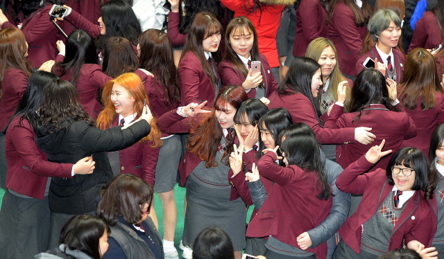 크기변환_1면 20160202 문일여고 졸업식 추억 남기기2 JYJ_1648.jpg