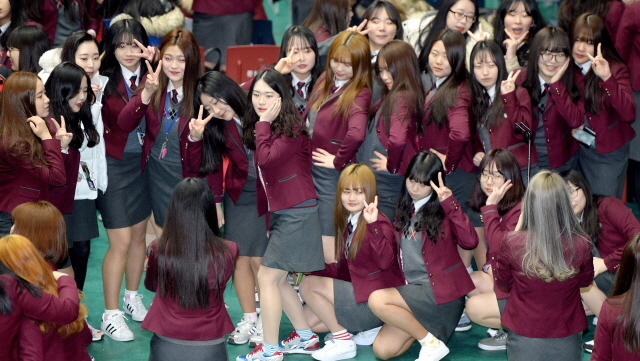 크기변환_1면 20160202 문일여고 졸업식 추억 남기기2 JYJ_1657.jpg