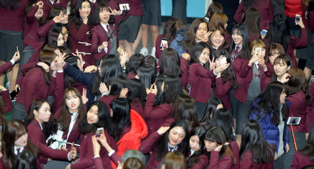 크기변환_1면 20160202 문일여고 졸업식 추억 남기기2JYJ_1653.jpg
