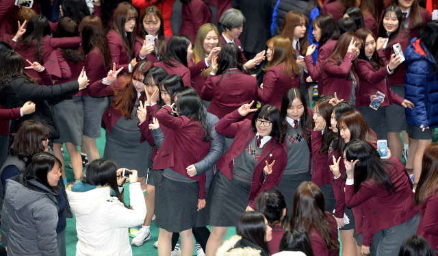 크기변환_1면 20160202 문일여고 졸업식 추억 남기기JYJ_1650.jpg