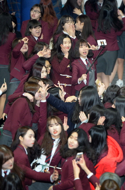 크기변환_1면 20160202 문일여고 졸업식 추억 남기기JYJ_1653.jpg