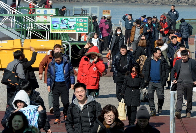 크기변환_20160210 인천항 연안부두 귀성객들 JYJ_2210.jpg