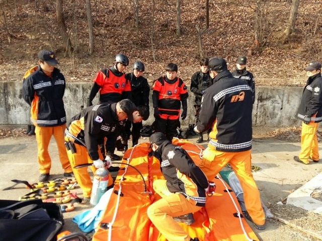 ▲ 송탄소방서 수난구조 장비(빙판수상겸용고무보트)조작훈련