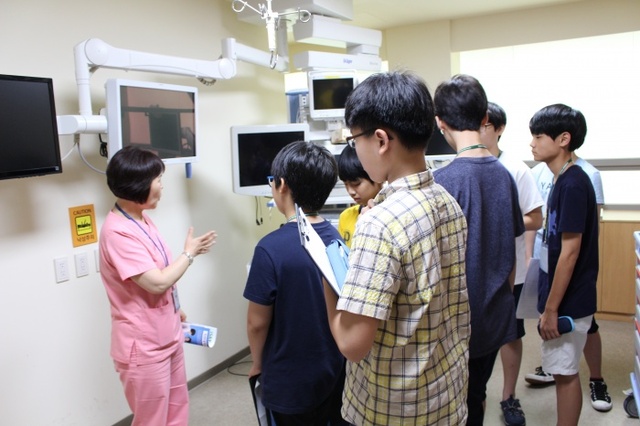 ▲ 가천대 과학영재교육원 학생들이 가천대 길병원에서 현장학습을 하고 있다.