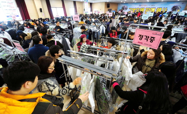 크기변환_7면 20160220 신학기 앞두고 남동구청 교복은행 북적 JUN_0075.jpg