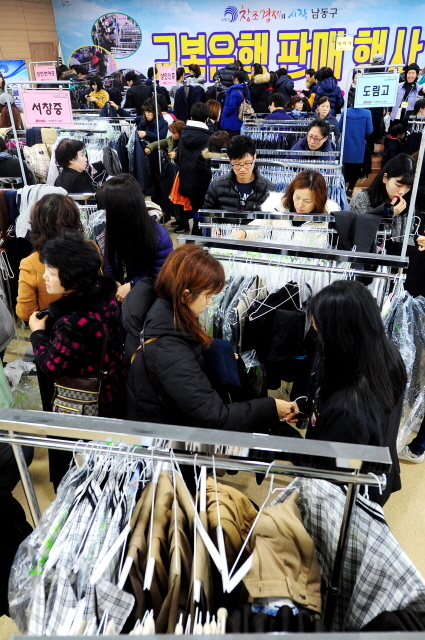 크기변환_7면 20160220 신학기 앞두고 남동구청 교복은행 북적JUN_0152.jpg