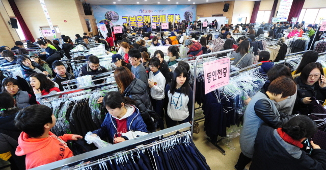 크기변환_7면 20160220 신학기 앞두고 남동구청 교복은행 북적JUN_0183.jpg