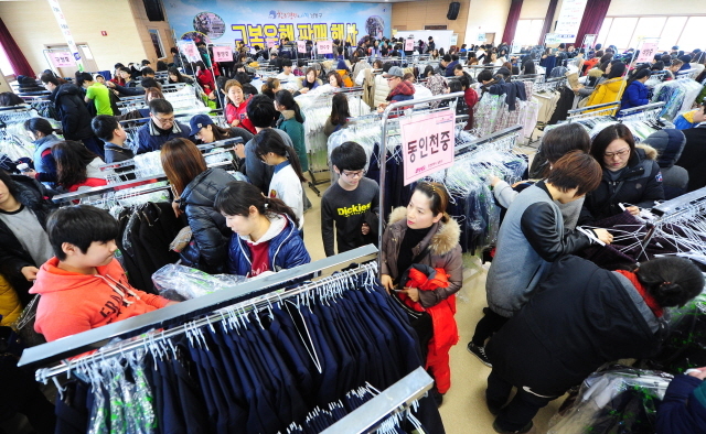 크기변환_7면 20160220 신학기 앞두고 남동구청 교복은행 북적JUN_0204.jpg