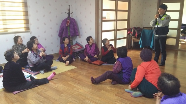 ▲ 정지민 순경이 효체조를 설명하고 있다.