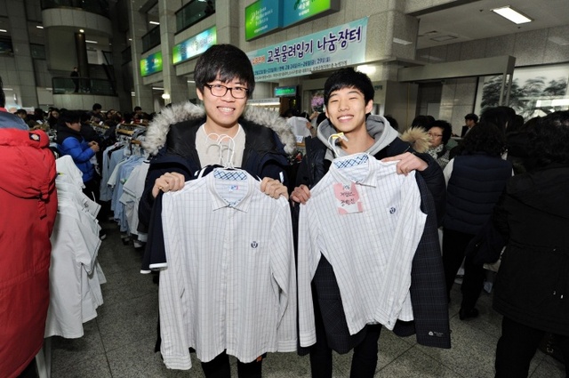 ▲ 교복물려입기 나눔장터에서 교복을 고른 학생이 환하게 미소짓고 있다.