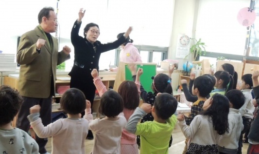 ▲ '건이와 강이 튼튼이야기' 운영강사가 교육을 진행하고 있다.