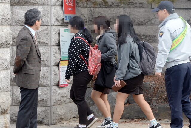 크기변환_7면 20160302 개성공단 폐쇄 신입생 사복등교JYJ_5276.jpg
