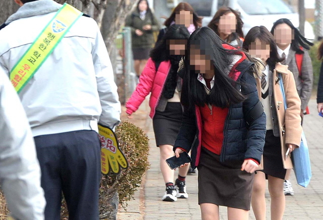 크기변환_7면 20160302 개성공단 폐쇄 신입생 사복등교JYJ_5281.jpg