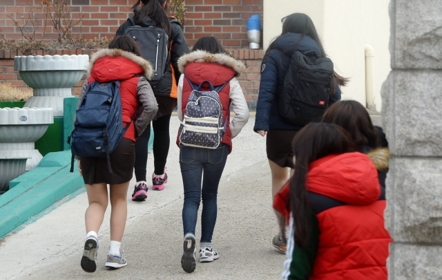 크기변환_7면 20160302 개성공단 폐쇄 신입생 사복등교JYJ_5323.jpg