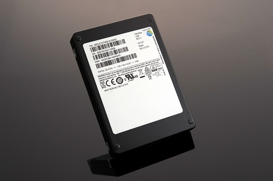 ▲ 삼성전자가 출시한 세계 최대 용량의 '15.36TB SAS SSD'.