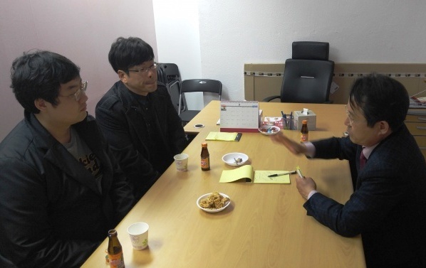 ▲ 권혁세 예비후보(오른쪽)와 강신철 협회장 면담현장
