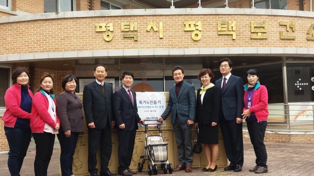 ▲ 평택시약사회 실버카전달