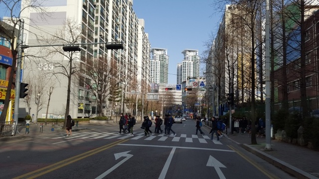 ▲ 시는 지난 2월부터 학교주변 횡단보도 대기시간을 단축 운영하고 있다.(사진은 계남중학교 앞 횡단보도 )