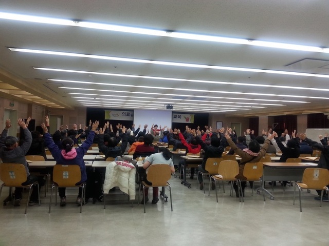 ▲ 복지정책과_참석자들이 웃음건강강좌를 들으며 동작을 따라하고 있다.