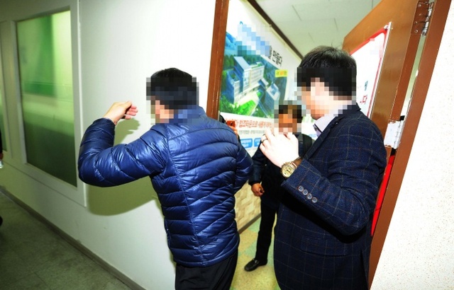 ▲ 21일 오후 인천지방검찰청 수사관들이 회계처리에 차명계좌를 이용한 혐의로 A당 B후보 사무실에서 압수수색을 마치고 문밖을 나서고 있다.장용준기자