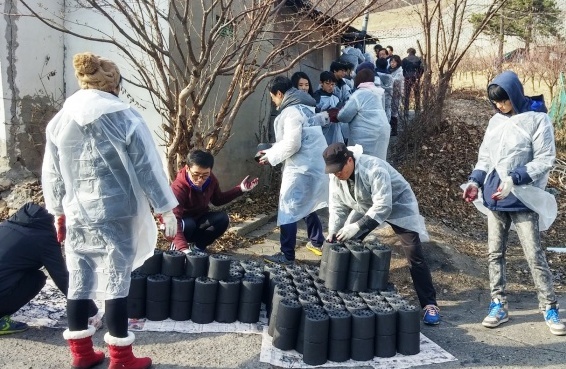 ▲ 복지운영과_부천시 자원봉사자들이 연탄 나르기 봉사활동을 벌이고 있다.