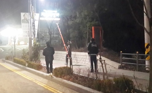 ▲ 건축과_시,구 통합 특별기동반이 지난 19일 토요일 새벽 특별단속을 벌이고 있다.