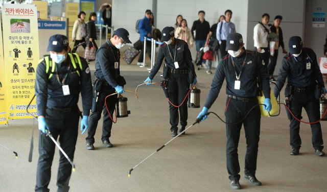 크기변환_1면 20160322 인천공항 지카 바이러스 소독 JYJ_7618.jpg