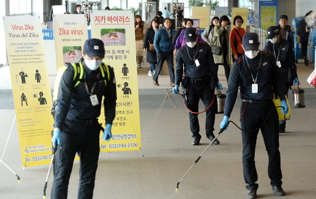 크기변환_1면 20160322 인천공항 지카 바이러스 소독2 JYJ_7546.jpg