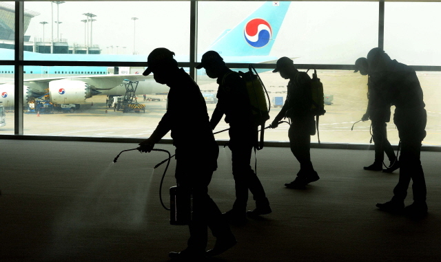크기변환_1면 20160322 인천공항 지카 바이러스 소독JYJ_7452.jpg