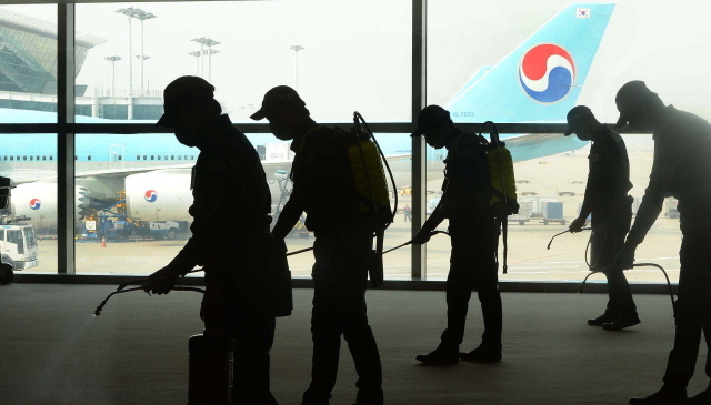 크기변환_1면 20160322 인천공항 지카 바이러스 소독JYJ_7486.jpg