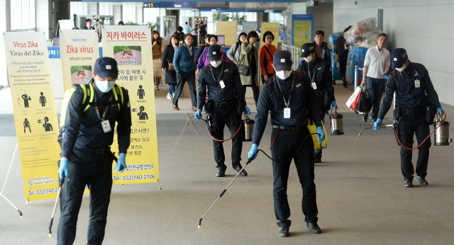 크기변환_1면 20160322 인천공항 지카 바이러스 소독JYJ_7546.jpg