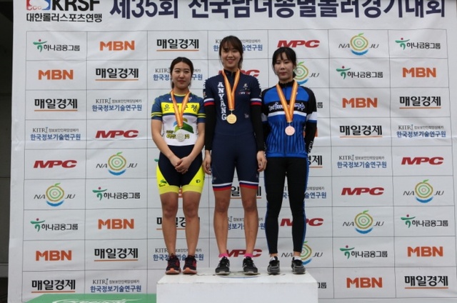 ▲ 여자일반부 P5천m에서 우승을 차지한 안양시청의 유가람(가운데)이 시상식 후 기념촬영을 하고 있다.대한롤러경기연맹 제공