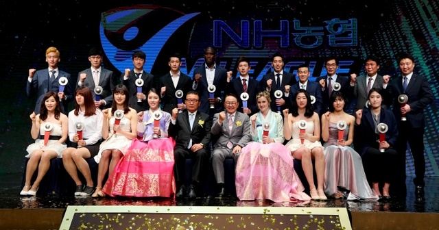 ▲ 29일 서울 더케이호텔에서 열린 2015-2016 NH농협 V리그 시상식에서 수상자들이 기념촬영을 하고 있다.연합뉴스
