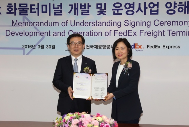 ▲ 인천국제공항공사 대회의실에서 정일영 인천국제공항공사 사장(사진 왼쪽)과 채은미 FedEx Korea 대표이사가 ‘인천공항 FedEx 화물터미널 개발 및 운영사업’ 추진을 위한 MOU를 체결하고 기념사진을 촬영하고 있다.