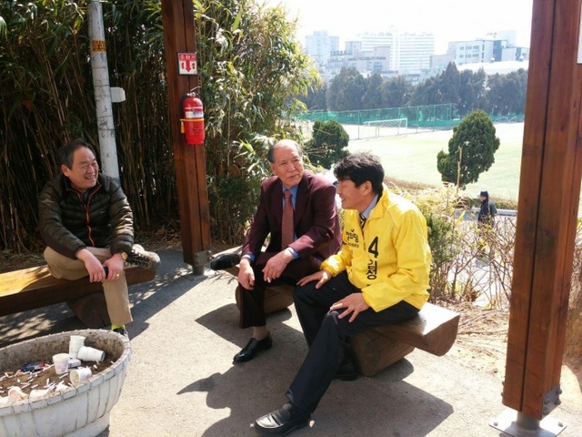 ▲ 정의당 김성진 남구을 후보가 지역 주민들과 함께 이야기를 나누고 있다.1