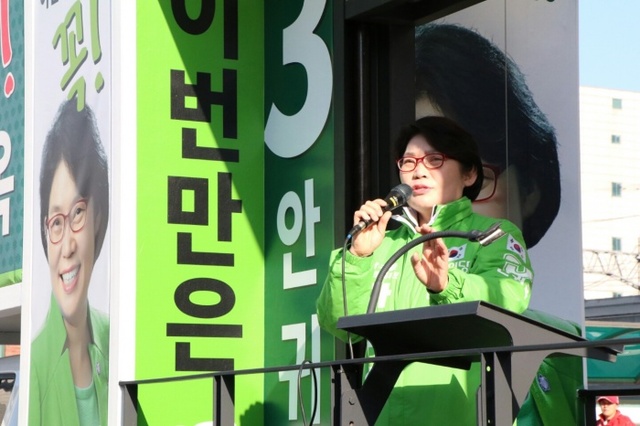 ▲ 국민의당 안귀옥 남구을 후보가 주민들에게 공약을 설명하고 있다.
