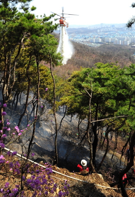 크기변환_1면 20160405 수도권 건조주의보 발효 문학산 산불진화 JUN_4996.jpg