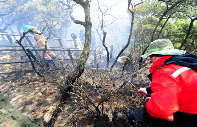 크기변환_1면 20160405 수도권 건조주의보 발효 문학산 산불진화JUN_5015.jpg