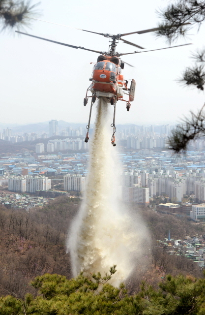 크기변환_1면 20160405 수도권 건조주의보 발효 문학산 산불진화JYJ_0010.jpg
