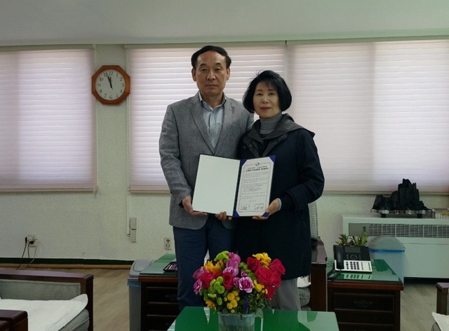 ▲ 박창원 사우동장과 홍종숙 통장단협의회장이 도시녹화운동에 상호놀겨하는 골자로 하는 관리협약을 체결하고 기념촬영을 하고 있다.(김포시 사우동 제공)