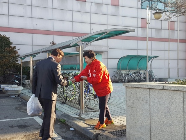 ▲ 새누리당 김성짐 남구을 후보가 주민들에게 인사를 하고 있다.