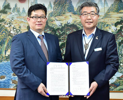 ▲ 식용곤충산업 MOU 왼쪽 원경희 시장 오른쪽 이삼구 박사