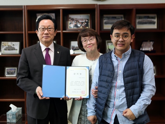 ▲ 평택대학교 후원금 지원 학부모 감사패 전달