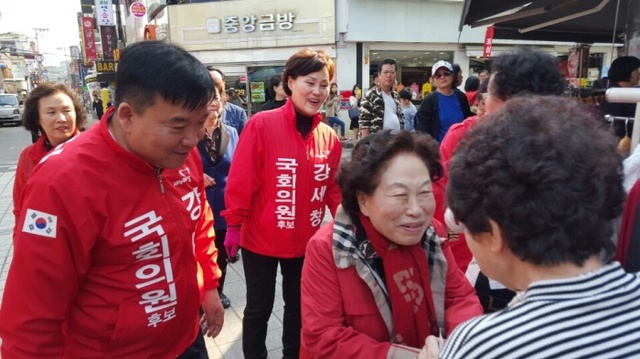 ▲ 전원주 강세창 후보 사진1