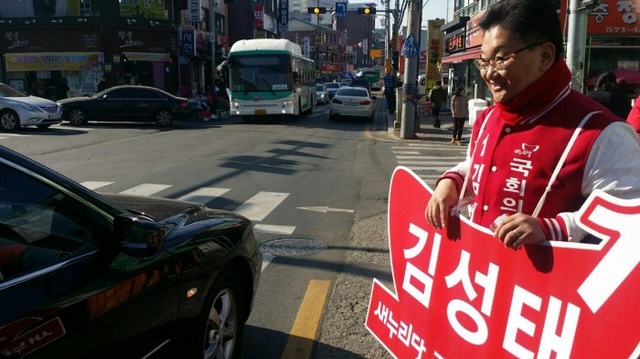 ▲ 김성태 새누리당 남양주 을 후보가 남양주시 진접읍 장현리 일대에서 ‘상권 활성화’를 외치며 지지를 호소하고 있다. 김성태 후보 측 제공