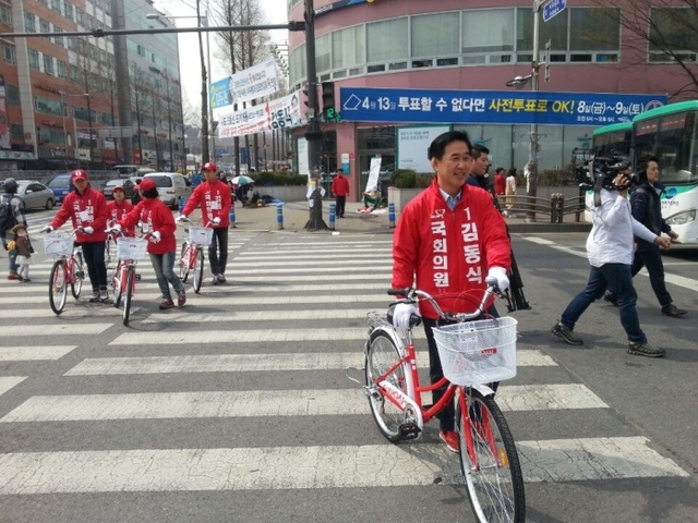 ▲ 김동식 후보 자전거 유세