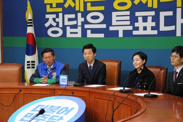 ▲ 김병관 후보는 7일 오전 10시 국회 더불어민주당 대표회의실에서 가계부채특별위원회 정청래 위원장, 주빌리은행 제윤경 대표와 함께 2천600억원의 악성 부실채권 매입-소각을 위한 기부금 약정식을 가졌다.